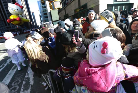 A pesar del frío (unos 0 grados centígrados al inicio), se calcula que más de tres millones de personas presenciaron en las calles de la ciudad el desfile que, retransmitido por la cadena NBC, tiene una audiencia estimada en 50 millones de telespectadores.