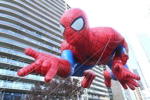 El globo de Spiderman sufrió un pinchazo en una de sus secciones tras tocar la rama de un árbol de Central Park, y acabó el recorrido con su brazo izquierdo totalmente desinflado.