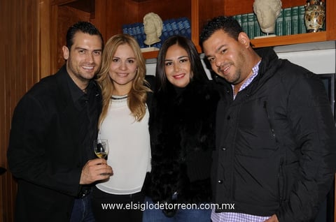 Se comprometen. Alfredo y Denisse acompañados por amigos.