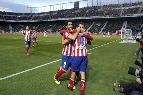 Con la victoria el “Atleti” llegó a 40 unidades, mismas que tiene el Barcelona, que sin embargo ocupa el primer puesto por mejor diferencia de goles y a falta de su partido de este domingo frente al Athletic de Bilbao.