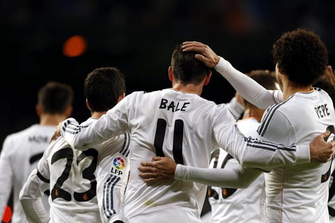 Con esta victoria el Real Madrid llegó a 37 unidades, para acotar distancias respecto a los punteros Barcelona y Atlético de Madrid, que tienen 40, aunque mañana los culés enfrentarán al Athletic de Bilbao, para tratar de agrandar de nuevo la distancia.