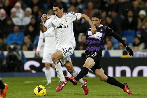 Los blancos dominaron a placer el encuentro, el argentino Angel di María mandó el primer aviso con disparo de larga distancia al poste.