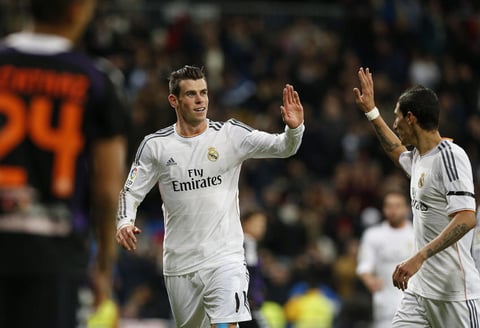 Ante la ausencia del atacante portugués Cristiano Ronaldo, el fichaje estrella del Real Madrid para esta campaña, el galés Gareth Bale tomó el rol de guiar a la ofensiva del equipo y anotó un triplete en el triunfo 4-0, ante Valladolid.
