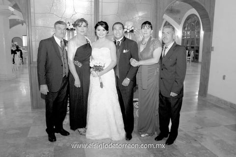 Sandra Elizabeth Diosdado García y Martín Ulises Urias Oroz, el día de su boda. En la foto, lucen acompañados de sus padres, los señores: Carlos Diosdado Gutiérrez, María Dolores García Benavente, Gloria Hilda Oroz Velázquez y Martín Urias López.- Guillermo Fernández Fotografía
