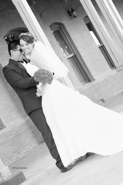 Ing. Uriel Francisco Ramírez Zúñiga y Lic. Alma Isela Garcí­a Belmontes muy felices el dí­a de su boda.