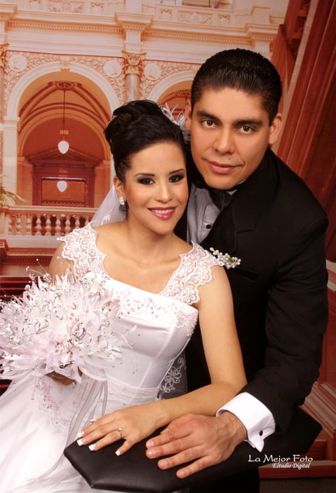 LDG Lizeth Cardona Noriega e Ing. Diego Alejandro Félix Reyes unieron sus vidas en matrimonio el día 16 de noviembre de 2013, en la Capilla de la Casa de la Madre Lola. Los nuevos esposos son hijos del Sr. Ángel Cardona López y Marí­a del Rosario Noriega de Cardona, Sra. Susana Reyes Herrera.- La Mejor Foto estudio digital