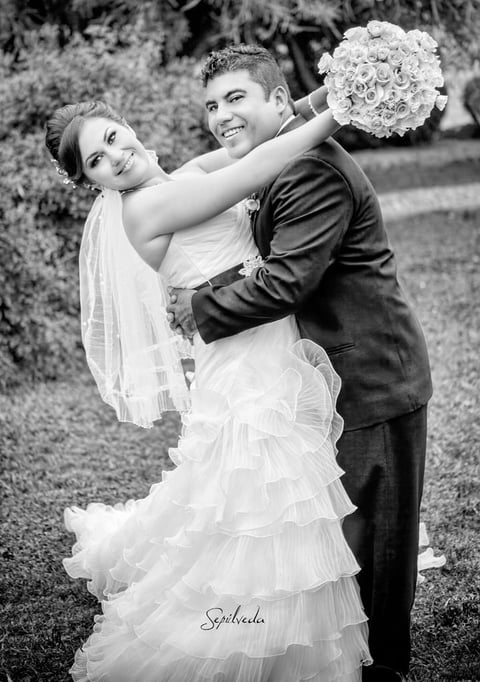Lic. María Guadalupe Barajas Ruvalcaba y Lic. Gerardo Rodrí­guez Contreras, el día de su boda.- Sepúlveda Fotografía