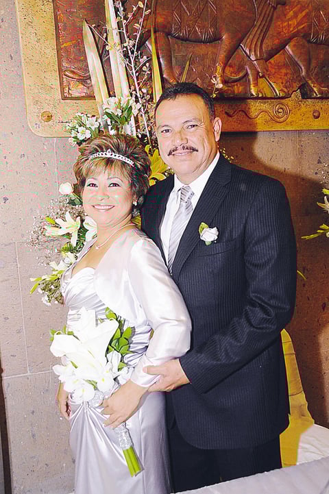 Profra. Estela Gregoria Pérez Hernández e Ing. José Antonio Villegas Escobedo festejaron sus bodas de plata.