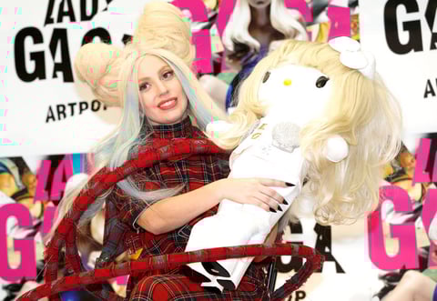 Gaga está participando en una subasta caritativa a beneficio de las víctimas del terremoto y tsunami de 2011, donde espera que una de dos muñecas de Gaga estilo Hello Kitty recaude mucho dinero para la causa.