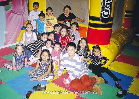 La cumpleañera disfrutando su bonita y divertida fiesta con algunos de sus invitados.