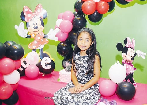 Roselina acompañada de su abuelito Armando Puente Berumen y su hermanita Regina.