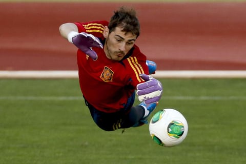 A pesar de no ser el titular único en el Real Madrid, Iker Casillas de España es otro de los que luchan por el honor.
