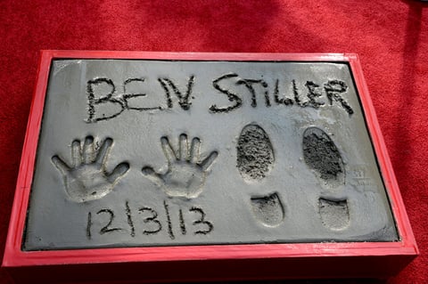 La placa de cemento con las huellas de las manos y pies del actor estadounidense Ben Stiller formará parte del Teatro Chino.