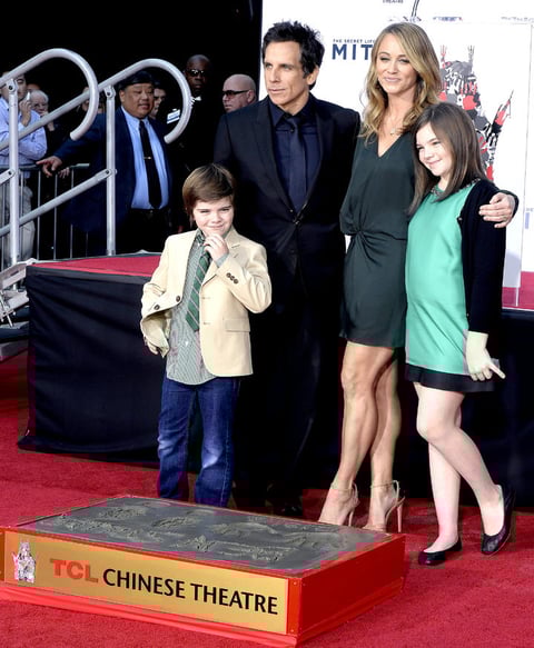 Después de colocar sus huellas, Stiller hijo de los actores Jerry Stiller y Anne Meara, posó para fotografías con su esposa la actriz Christine Taylor y dos de sus hijos.