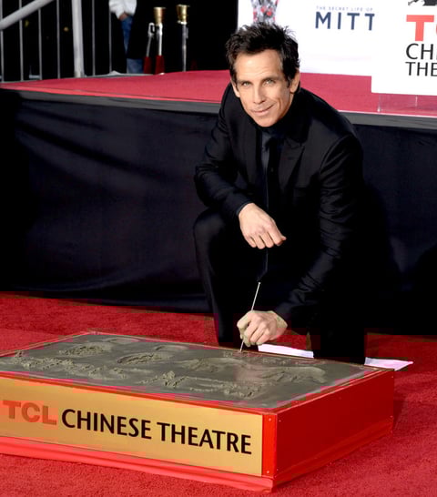 El comediante Ben Stiller imprimió en medio de admiradores y amigos como Tom Cruise, sus huellas en cemento fresco en el legendario teatro Chino de Hollywood.