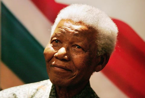 La creciente presión de la comunidad internacional, que endureció las sanciones contra el régimen del "apartheid", ablandó al Gobierno sudafricano, que ofreció la libertad varias veces a Mandela, aunque éste la rechazó repetidamente porque siempre era condicional. Por fin, el 11 de febrero de 1990, un Mandela trajeado, sonriente y con el puño en alto salió a pie de la cárcel, días después de que el presidente sudafricano, Frederik de Klerk, legalizara el CNA.