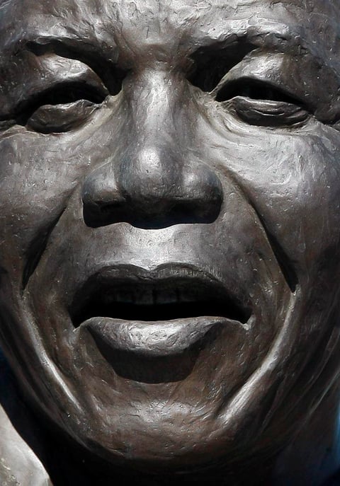 A partir de ahí, Mandela actuó desde la clandestinidad y, pese a abrazar la idea de resistencia pacífica del líder indio Mahatma Gandhi, radicalizó su postura, creó el brazo armado del CNA y viajó por África con el fin de recibir entrenamiento y captar fondos.