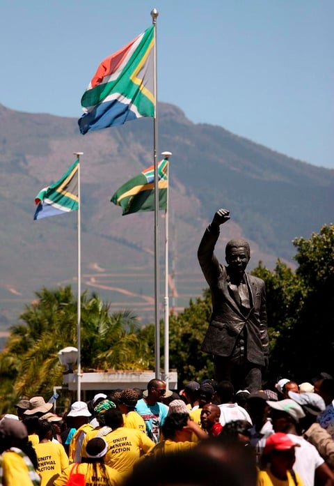En 1952, Mandela abrió con su correligionario Oliver Tambo el primer bufete de abogados negros de Sudáfrica, a la vez que se inició en las primeras protestas contra el "apartheid", régimen de segregación racial instaurado por la minoría blanca en 1949. Luego, cada vez más entregado a la lucha antirracista, en 1956 fue acusado de alta traición por un supuesto intento de golpe de Estado.