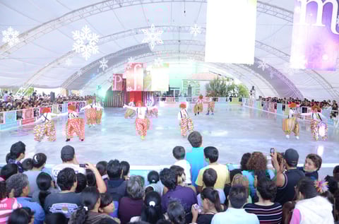 El ingeniero Jaime Bueno Zertuche, director general del DIF Coahuila, en representación del gobernador del Estado Rubén Moreira, inauguró la pista de patinaje que este año fue instalada en el Parque Urbano.
