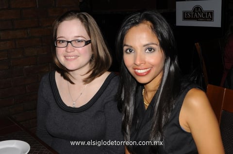 Aydeé Lee de Padrón y Angélica Alvarado.