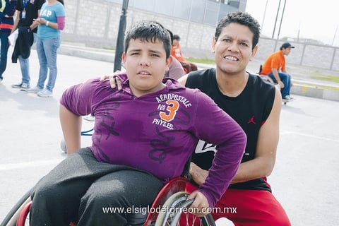 JUEGAN BASQUET.  César y Tomás.