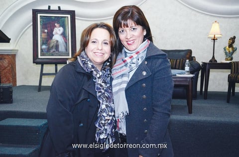 MUY CONTENTAS.  Mónica y Ana Cecilia.