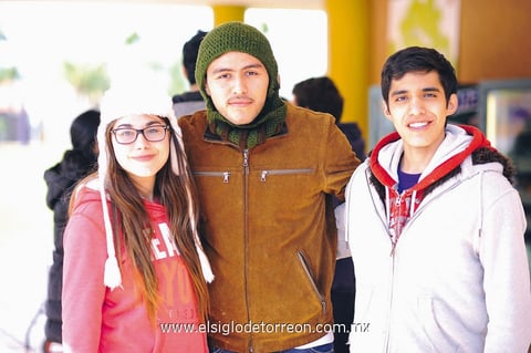 EN EL COLE.  Fernanda, Lorenzo y Andrés.