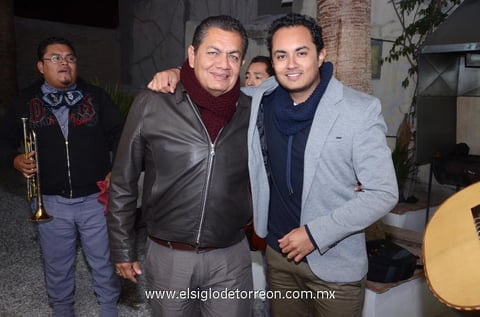 DE FIESTA.  José Eloy cumplió 55 años y los festejó acompañado de amigos y familiares. En la fotografía, aparece con José Eloy junior.