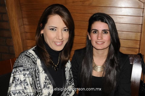 EN DESPEDIDA.  Daniela Silva y Crystina Llamas Silva.