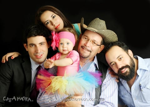 07122013 Mía Isabella Rebolloso Hernández cumplió un añito de vida. La acompañan su mamá, Katia Daniela Rebolloso Hernández, y sus padrinos: Carlos Gabriel y Jorge Antonio Rebolloso Hernández, así como su abuelito, Jorge Antonio Rebolloso.- Caja Mágica Fotografía