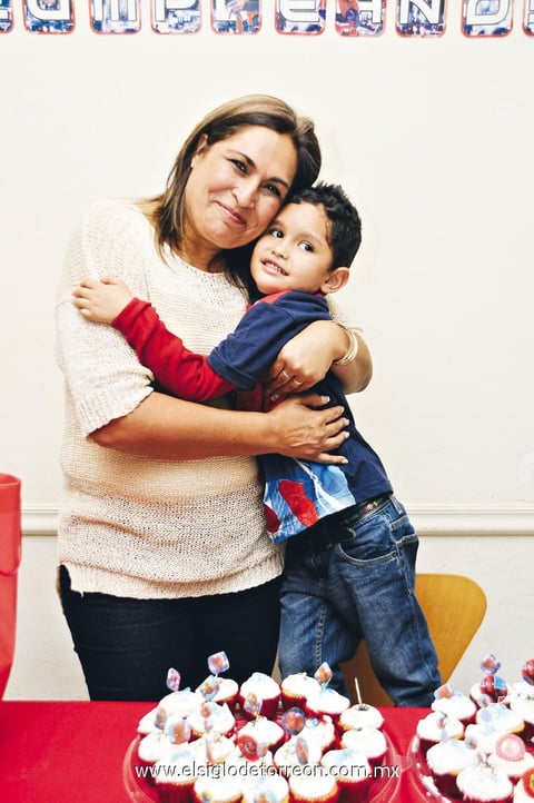 08122013 Santiaguito recibiendo una tierna felicitación de su orgullosa abuelita, Nora Rodríguez.