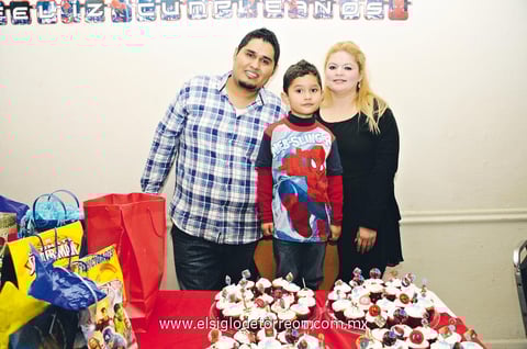 08122013 El pequeño Santiago Alba Navarrete celebró 5 años de vida acompañado de sus papás, Joel Luis Alba Rodríguez y Jaqueline Navarrete de Alba.