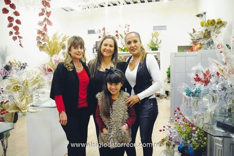 08122013 APERTURA DE NEGOCIO.  Malula, Laura, Pina y Mary Jose.