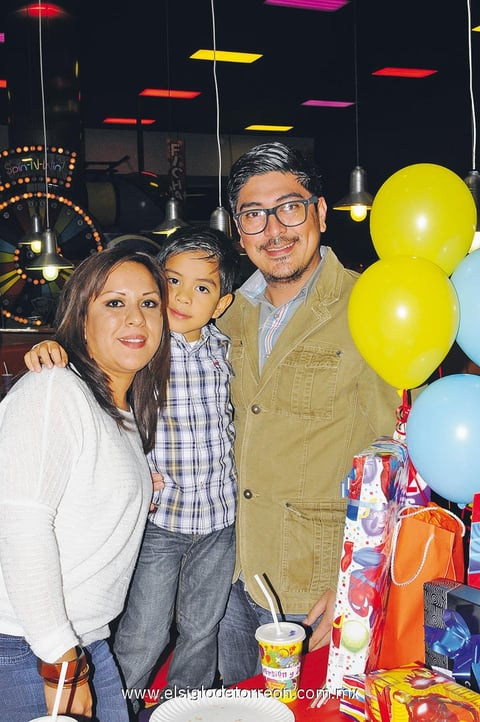 08122013 PIñATA.  Rodrigo con sus papás, Liliana y Rodrigo, el día de su cumple.