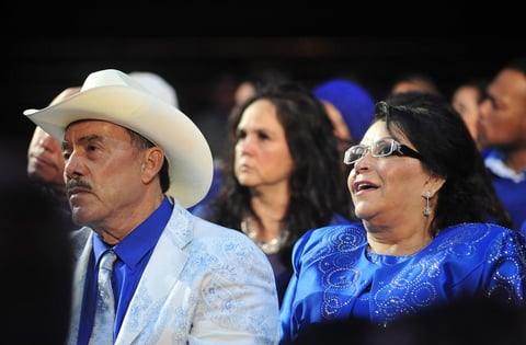 Don Pedro Rivera y Doña Rosa Saavedra, padres de la extinta cantante, además de Juan, entre otros familiares, vistiendo prendas en azul, se dieron cita en el masivo que se extendió más allá de las 02:00 horas.