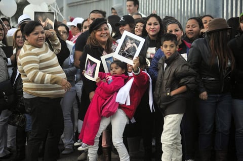 Fanaticos de Jenni se dieron cita desde temprano en la Arena Monterrey para asistir al homenaje.