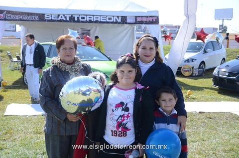 11122013 María de Jesús, Rosa María, Valeria y Roberto.