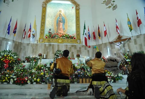Los laguneros llegaban a la Parroquia entonando Las Mañanitas y el Himno Guadalupano acompañados por bandas sinaloenses, tríos y mariachis.