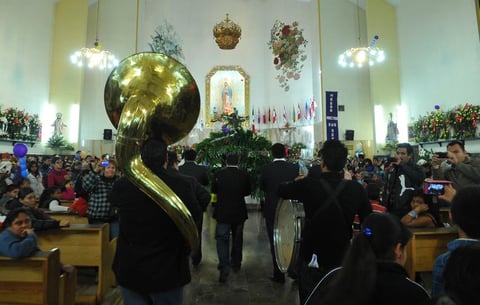 Los laguneros llegaban a la Parroquia entonando Las Mañanitas y el Himno Guadalupano.