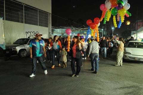 Laguneros peregrinaron hacia la Parroquia de Nuestra Señora de Guadalupe entonando los ya tradicionales cantos.