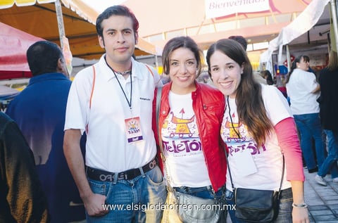 AMIGOS.  Carlos, María Elena y Daniela.