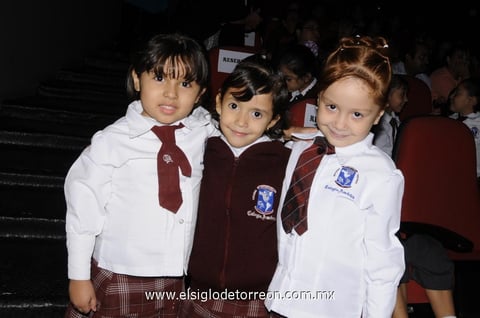 12122013 Astrid, Regina y María Fernanda.