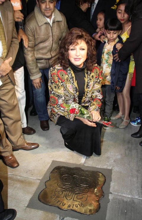 Angélica María posó junto a  su estrella maya en la Plaza México de Lynwood, California.
