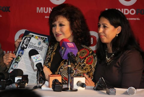 La alcaldesa de Lynwood, Aide Castro entregó un reconocimiento a la cantante Angélica Mária.