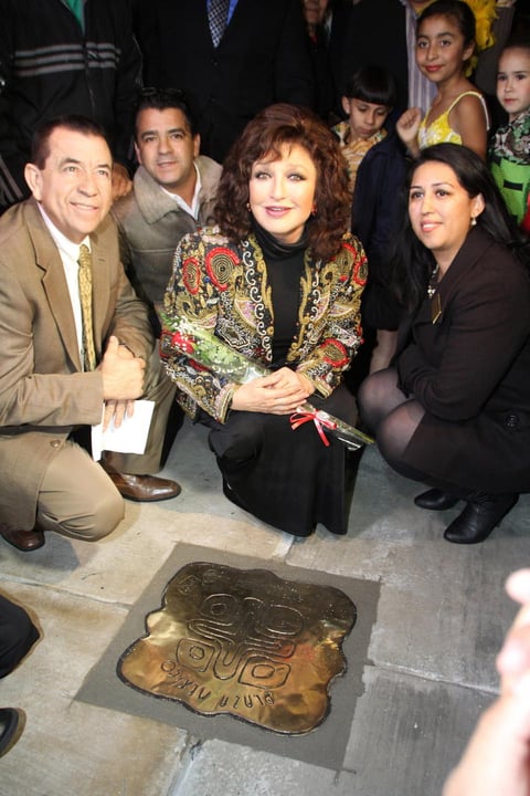 La cantante y actriz Angélica María recibió una estrella mayaen la Plaza México de Lynwood, California.