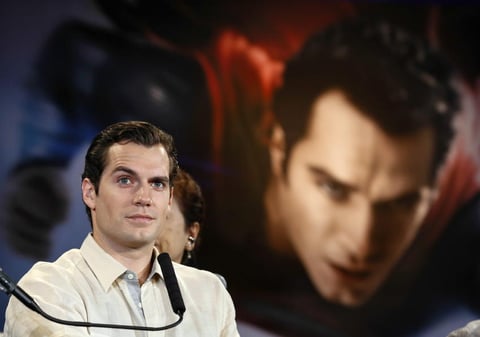 El actor británico Henry Cavill fue elegido por "Glamour" como el hombre más sexy del mundo en su edición de este año.