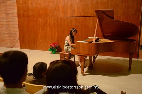 13122013 Gran concierto fue ofrecido por alumnos del Departamento de Música del colegio.