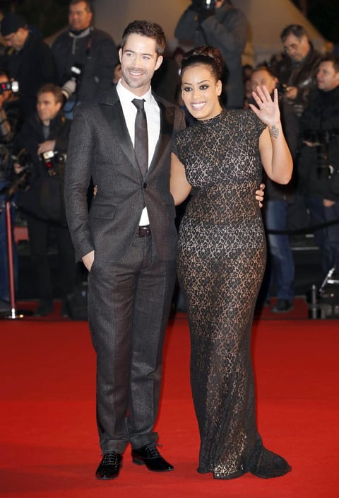 Los cantantes Amel Bent y Emmanuel Moire posaron juntos a su llegada a los premios.