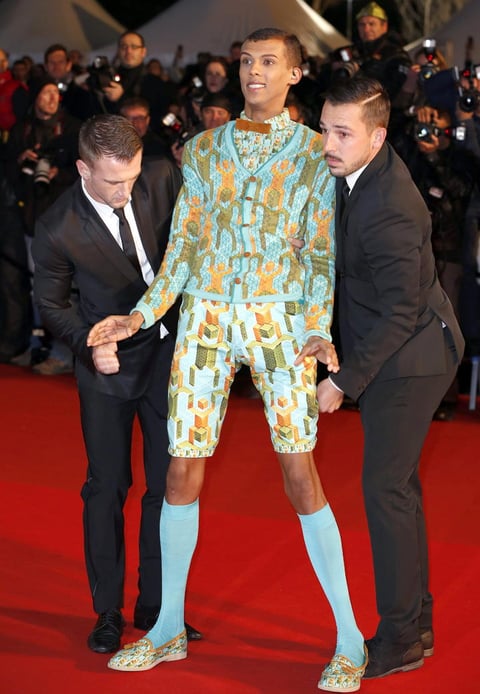 El cantante Stromae llevó su estilo a los premios NRJ.