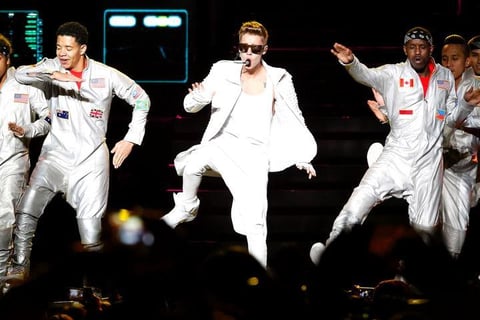 18 de noviembre. Bieber | La espera terminó para las “Beliebers” cuando Justin Bieber apareció en el escenario del Foro Sol vestido totalmente de blanco, para iniciar con All Around The World su primera presentación de dos en este recinto, ante un poco más de 52 mil fans.